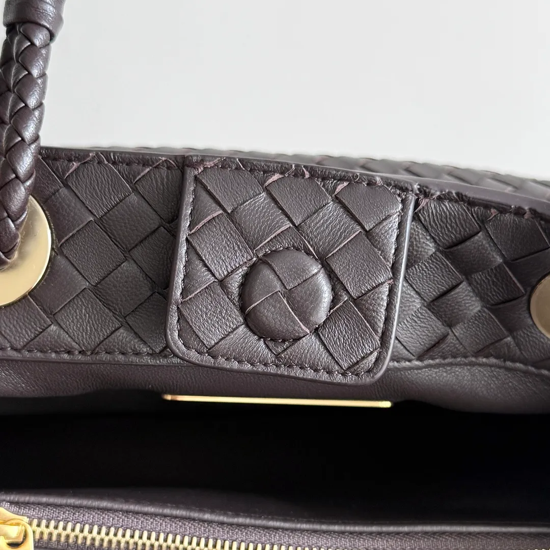 Batch 2200 Bottega Veneta Basket new woven handbag. The classic tote bag style has its own elegant and elegant temperament. It does not feel out of place whether it is commuting or casual outings. It is suitable for various occasions! The design of the woven handle is the finishing touch. The hand-woven texture is delicate and rich in texture. It is not only beautiful, but also extremely comfortable to hold. It looks low-key when held in the hand, but in fact it exudes luxurious charm. Iconic weaving process, each weave is tight and even, showing BV's exquisite production technology. The metal ring decoration is perfectly connected with the bag body, adding a sense of modernity and sophistication to the whole. Moreover, the lines of the bag body are smooth and natural, and the curvature is ergonomic. It can be perfectly adapted whether it is carried on the shoulder or carried in the hand, showing an elegant posture. Style number: 836261 Size: 31*18.5*16cm